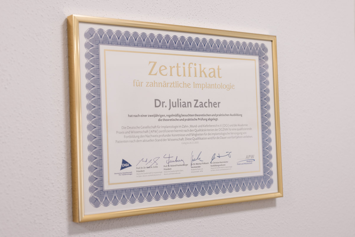 Implantologie Zertifikat Dr. Julian Zacher, Zahnimplantage Niederbayern, Zahnimplantate Praxis Winzer